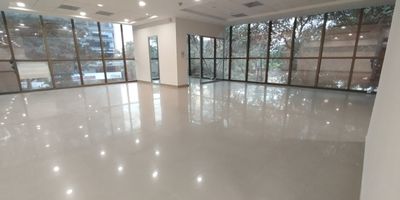 Este encantador local con un area de 418 mtr ideal para una sucursal banco, oficina prestigiosa destaca por sus acabados excepcionales y una impresionante vista panoramica que realza su atractivo. Disfruta de un acceso conveniente al transporte publico y de una generosa iluminacion natural que crea un ambiente acogedor y luminoso. Ubicado en el distinguido sector Poblado Alejandria,  ofrece una combinacion perfecta de elegancia y comodidad. No dejes pasar la oportunidad y reserva tu cita ahora mismo 