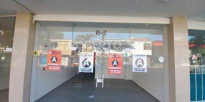 Local que excelente ubicación que consta de salón amplio tres oficinas, cocina, un baño y un aire acondicionado industrial.