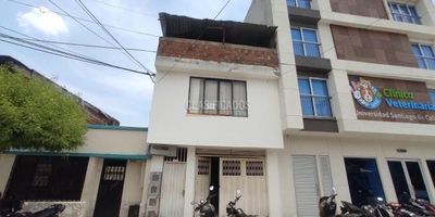 Vendo edificio de 3 pisos en el barrio cristobal colon y contiene:
Primer piso: Bodega con apartamento en la parte de atras  con 2 alcobas, sala-comedor, cocina con gas domiciliario, zona de oficios y 1 baño con ducha.
Segundo piso: 2 apartamentos, cada 1 con sala-comedor, cocina con gas domiciliario, 2 alcobas, 1 baño y zona de oficios.
Tercer piso: 1 apartamento con 2 alcobas, sala-comedor, cocina con gas domiciliario, zona de oficios, 1 baño con ducha y terraza amplia con cubierta, valor $650.000.000 Negociables. Diego padilla 311-6245199 / Jhon valencia 316-4446490