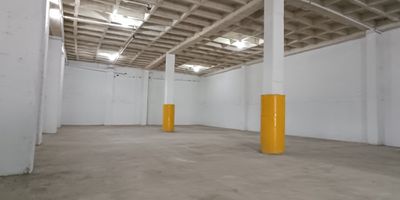 Bodega en arriendo en Bello, Antioquia, ubicada estratégicamente en la Zona Industrial 3. Con un área de 480 m² construidos y un canon de $15,000,000, este inmueble ofrece amplios espacios ideales para operaciones comerciales. Dispone de 2 baños y se distingue por su fácil acceso, lo que la convierte en una opción muy comercial en el sector. Su ubicación en Bello asegura conectividad y visibilidad para su negocio. Interesado en esta oportunidad de arriendo? Contáctenos por WhatsApp o revise nuestros teléfonos para más detalles.