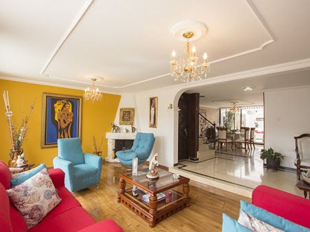 Casa de 4 alcobas en venta en Pontevedra, Bogotá, 250 m² · foto 2 de 20
