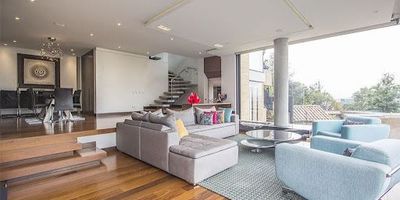 Inmueble de valor arquitectónico y áreas residenciales de conservación, viva cómodamente en tranquilidad y armonía con la naturaleza en esta espectacular casa, con excelente vista a la ciudad y los cerros orientales, magníficos acabados, grandes áreas. Arquitectura Bioclimatica. Sobre vía principal. Se entrega en obra gris, los terminados los puede realizar la constructora ó el comprador.