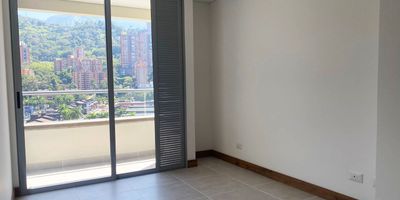 Apartaestudio en arriendo en unidad cerrada con facil acceso a via principal, supermercados, centro comercial, servicio de transporte publico restaurantes y servicios complementarios. Piso en madera, sala comedor, 1 alcoba, baño privado, cocina integral abierta tipo americano, balcon y parqueadero cubierto. Conjunto cerrado, ascensor, piscina, gym, salon social, parque infantil, placa polideportiva, zonas verdes, vigilancia 24 horas, citofonia y circuito cerrado de tv. *Inmuebles sujetos a verificación de disponibilidad.*