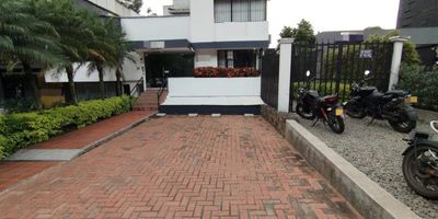 Casa local ubicada en vía principal del Poblado disponible para Arriendo y Venta, lote de 360mt2 y 420mt2 construidos distribuidos en 3 niveles, esta propiedad cuenta con 7 alcobas, 5 baños, 7 parqueaderos, cocina integral, amplio espacio en la parte de atrás para BBQ, minibar, jardín y demás, anímate a conocerla Contactos 3015989091 - 3176418589