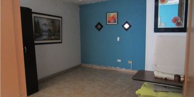 TENEMOS UNA MUY BUENA PROPUESTA DE VENTA EN NIQUIA, A MENOS DE CINCO MINUTOS A LA ESTACIÓN DEL METRO Y AL PARQUE, ES UNA CASA DE UN SOLO NIVEL,  SUS ESPACIOS LA HACEN MUY CONFORTABLE Y CON AMBIENTE FAMILIAR. 
