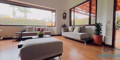 Hermosa casa 2 Niveles de 1036 mts², en Unidad Cerrada.

4 Alcobas (2 Alcobas con baño y Closet) 1 Vestier, 2 Baños, Biblioteca/Estudio, Sala, Comedor, Patio, Zona de Ropas, Red de Gas y Calentador.
1 Parqueadero Cubierto & Parqueadero de Visitantes.
Conjunto Cerrado con Porteria 24 Horas, Jardín & Zonas Verdes.
Inmueble Cercano a Colegios/Universidades, Transporte Público Cercano, Parques Cercanos, Zona Residencial & Aeropuerto.