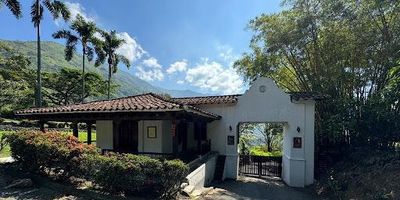 FINCA EN VENTA SUR OESTE.Hermosa finca de recreo ubicada en el suroeste. 7.000 m2,  con un área construida de 234 m2, tres casas, la casa principal cuenta con 5 habitaciones, 4 baños, baño social, cocina abierta, sala comedor, pérgola, jacuzzy.La casa del mayordomo cuenta con 1 habitación, 1 baño, sala comedor, cocineta.Y también cuenta con una habitación para conductor con baño.Cuenta con parqueadero descubierto para mas de 6 carros y cubierto para 3.  Amplias zonas verdes, hermoso jardín, zona de hamacas. cerca a la siria. 