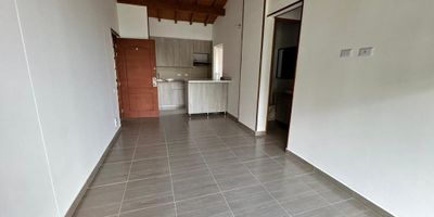 Excelente apartamento ubicado en el sector de Camino Verde, lugar muy campestre y tranquilo, de fácil acceso vehicular, además cuenta con facilidad de acceso a rutas de servicio público. Esta cerca al Hospital Manuel Uribe, Centro comercial City Plaza, parque de Envigado y Mall Guadalcanal.