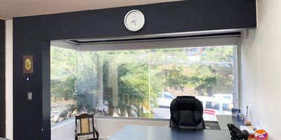 Casa comercial en arriendo cerca a vias principal, restaurantes, centro comercial, museos, hoteles, rutas de transporte y servicios complementarios. Piso en madera, 9 espacios, baños, 5 niveles, cocineta, cableado de red, techo cielo raso, divisiones en ladrillo, patio, cuarto util y parqueaderos en area descubierta. Cuenta con bahia de parqueo y circuito cerrado de tv. *Inmuebles sujetos a verificación de disponibilidad.*