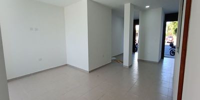 Codigo 22839. Local en arriendo ubicado en Marinilla sector Las AcaciasCerca a La Iglesia María Auxiliadora.Local con una altura de 2.40 metros.Cuenta con: Persiana enrollable, Cocineta, Vitrina, Baños comunes: 2, Altura de puerta: 2 metros, Tipo de energía: Monofasica y con pisos de cerámica.