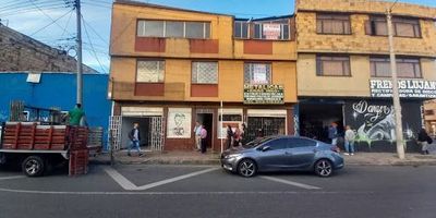 Si Vendo. Excelente oportunidad de inversión. Casa en el sector de Florencia. A pocos pasos de la Av. Ciudad de Cali, AC 86, conecta con otras vías principales como la AC 72, AC 80. Casa Rentando 10 M2 de frente por 10 M2 de fondo. Cuenta con 2 locales comerciales independientes, 2 apartamentos independientes y terraza. Valor en Venta $620.000.000. En Quantum Inmobiliaria encontrarás un aliado en el  proceso de compra, permítanos asesorarle 613-987. 