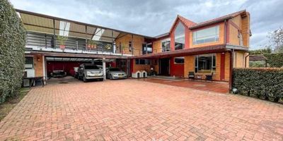 [VEN] ID HOUM: 120262

En Houm te ayudamos de forma fácil y segura. Los beneficios de comprar con nosotros:
    • Te ayudamos a conseguir financiamiento a través de una asesoría personalizada
    • Mediación y seguimiento de todo el proceso
    • Ponemos a tu disposición profesionales en notariado, registro y asesoría jurídica
¡Solo te preocupas de las firmas!

Casa en venta, ubicada en el barrio Guaymaral, con una superficie construida de 450.00 m² y superficie total de 1050.00 m². 

Sus principales características son:

    • 4 dormitorios
    • 6 baños
    • Admite mascotas
    • 6 parqueaderos
    • Año de construcción: 2011
    • Bodega
            
Además, el inmueble cuenta con las siguientes amenidades:

    • Gimnasio

Si compras con nosotros, te brindamos asesoría personalizada durante todo el proceso.
¡Comienza una nueva etapa con Houm! Compra fácil, rápido y seguro.