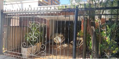 Arriendo casa comercial en Barranquilla barrio el Golf, pegada al almacén Stosa Cuisine,cerca al Centro Comercial Le Meridiem Golf, a la Panadería La Baguette, al Ara Golf, Ed. Axxis, frente al Paque El Golf, sector exclusivo, ideal para almacenes, locales, bancos, seguros, empresas y oficinas, restaurantes, alquileres, mantenimientos, etc. Area del lote 251 M2 aprox, frente 11,96 M x fondo 21 M, área construida 176 M2, estrato 4 medio, cocina tradicional, 4 alcobas, 2 baños familiares, sala, comedor, sala familiar de TV, zona de ropas, patio, parqueadero.