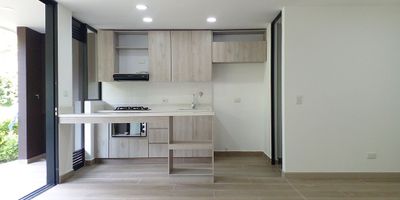 Apartamento en arriendo en unidad cerrada en sector tranquilo, campestre, y poco flujo vehicular. Piso en ceramica, sala comedor, 2 alcobas con baño en cada una, cocina integral abierta tipo americano, terraza y parqueadero cubierto. Conjunto cerrado con ascensor, piscina, gimnasio, lago, zona coworking,parque picnic, salon social, parques infantiles, zonas verdes, vigilancia 24 hrs, citofonia, alarma y circuito cerrado de tv. *Inmuebles sujetos a verificación de disponibilidad.*