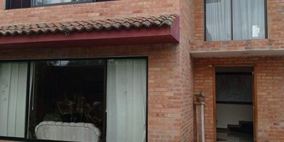 VENDO CASA LOTE, $1.400.000.000, Chía. 1.060 mts2 de lote, 174 Mts 2 construidos, tres de 3 niveles así
Primer nivel, parqueadero para más de 5 carros, sala, comedor, cocina integral, zona de lavandería baño social, alacena.
Segundo nivel, 3 alcobas, 1 baño.
Tercer nivel Altillo
Servicios de Agua, luz y alcantarillado
Zonas Sociales zona infantil, zona BBQ.