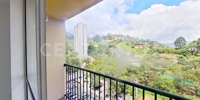 Encantador Apartamento en Venta con Vista Interior y Comodidades Modernas**

Este encantador apartamento de 58 m2 está disponible para venta, ubicado en el onceavo piso de la Torre 2 (Apto 1125), con acceso conveniente a través de ascensor. La propiedad ofrece una vista interior serena y cuenta con un diseño cuidadosamente planificado para brindar comodidad y estilo.

**Características Principales:**
- **Habitaciones:** 2 espaciosas habitaciones.
- **Baños:** 2 baños modernos.
- **Espacios Sociales:** Amplia sala comedor que invita a la relajación y el entretenimiento.
- **Cocina Integral:** Equipada con electrodomésticos modernos y diseño funcional.
- **Zona de Lavandería:** Con espacio dedicado para las tareas domésticas.

**Detalles Adicionales:**
- **Piso Cerámico:** El apartamento presenta un elegante piso cerámico en habitaciones, zona social, baños y cocina.
- **Vigilancia Privada:** El conjunto residencial cuenta con seguridad las 24 horas, brindando tranquilidad y protección.
- **Ubicación Estratégica:** Cerca del centro comercial Venecia, almacenes de cadena D1 y con fácil acceso a través de la Carrera 51.

Este inmueble es una oportunidad única para aquellos que buscan un hogar que combine comodidad, seguridad y una ubicación conveniente. ¡No pierdas la oportunidad de hacer de este apartamento tu nuevo hogar! Contáctanos para más información o para programar una visita.