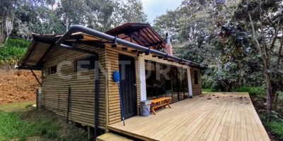 Este precioso lote con tres casas de campo se encuentra ubicado en la vereda Santa Elena de Medellín, un sector muy turístico conocido por su maravillosa cultura silletera, clima agradable y la amabilidad de su gente. Aquí podrás disfrutar de hermosos paisajes, realizar senderismo y sumergirte en el ambiente ecológico que brinda la naturaleza, acompañado de apasionantes amaneceres, atardeceres, noches estrelladas y lunas llenas, creando todo un escenario astronómico.

Además, estarás a menos de media hora del aeropuerto internacional José María Córdova y del túnel de Oriente, lo que garantiza fácil acceso a otras zonas de la ciudad y del país.

La carretera pavimentada facilita la movilidad y encuentras todo tipo de restaurantes, cafés y mercados a muy poca distancia, lo que asegura comodidad y conveniencia para los residentes.

En resumen, este lote en Santa Elena es una oportunidad única para aquellos que buscan un lugar para disfrutar de la naturaleza, la tranquilidad y la cultura silletera. No te pierdas la oportunidad de ser propietario de este hermoso lugar. Contáctanos para más información o para programar una visita. ¡Tu nuevo hogar te espera en Santa Elena!