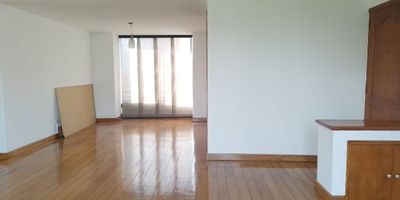Apartamento en arriendo en unidad cerrada cerca a centros comerciales, supermercados, sector residencial y tranquilo con acceso a transporte publico y servicios complementarios. Piso en madera y ceramica, sala y comedor independiente, estar de tv, 3 alcobas con baño en la principal, cocina integral semiabierta tipo americano, y parqueaderos lineales cubiertos. Cuenta con ascensor, piscina, salon social, turco, parques infantiles, zonas verdes, vigilancia 24 hrs, citofonia y circuito cerrado de tv. *Inmuebles sujetos a verificación de disponibilidad.*