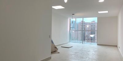 Oficina en arriendo y venta edificio empresarial. Fácil acceso desde la av principal, rutas de transporte y servicios complementarios de centro comercial. Piso en porcelanato, 1 espacio, baño privado, cocineta, cableado de red, techo cielo raso, aire acondicionado privado, y parqueadero cubierto. Auditorio y parking visitantes con costo. *Inmuebles sujetos a verificación de disponibilidad.*