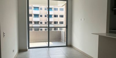 Apartamento en arriendo en unidad cerrada con facil acceso a via principal, centro comercial, supermercados, restaurantes, servicio publico de transporte y servicios complementarios. Piso en ceramica y madera, sala comedor, 3 alcobas con baño en la principal, cocina integral abierta tipo americano, balcon y parqueadero cubierto. Conjunto cerrado, ascensor, piscina, gym, salon social, sauna, turco, parque infantil, vigilancia 24 horas y circuito cerrado de tv. *Inmuebles sujetos a verificación de disponibilidad.*