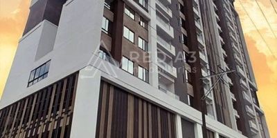 Se vende  apartamento en el piso 10  de la primera torre de apartamentos del proyecto ITTOS 15, ubicado en la zona de Pinares en la Ciudad de Pereira en el Eje Cafetero en Colombia. La ubicación estratégica ya que a pocos metros se encuentra la calle 14 y aledaño a la avenida  Circunvalar, donde la oferta gastronómica es amplia y variada. En un radio de 1 km se encuentran los principales centros comerciales como Pereira Plaza, Parque Arboleda, también la Universidad Tecnológica de Pereira, supermercados, parques, Terminal de Transportes.

Apartamento  en venta tiene un área construida de 99 m², distribuidos así: sala comedor, 3 habitaciones, cocina integral, 2 baños, walk-in closet, zona de lavandería , parqueadero privado y balcón con una amplia vista panorámica a la ciudad  de Pereira y sus alrededores.

La zona social ha sido diseñada para disfrutar en familia, cuenta con: piscina, juegos infantiles, parque de mascotas, área coworking, salón social, espacios zen y de gimnasio. Planta eléctrica de suplencia total. Y, aportando al medio ambiente, se implementará aprovechamiento de aguas lluvias, reciclaje de residuos sólidos. paneles para áreas comunes y 2 ascensores regeneradores de energía.