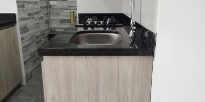 Hermoso Apartamento de 44 mts², en Unidad Cerrada.

3 Alcobas Todas con Closet, Baño, Salón Comedor, Cocina Integral con Barra, Ventanal, Zona de Ropas, Red de Gas y Calentador.

Parqueadero Visitantes.

Conjunto Cerrado con Portería 24 Horas & Zonas Verdes.

Inmueble Ubicado en Zona Campestre Residencial, Transporte público Cercano & Supermercados/C.Comerciales.