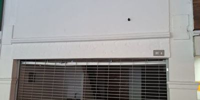 Vendo local comercial de dos niveles en la Transversal Inferior, 50m2 aproximadamente, baño, parqueadero de visitantes, vigilancia 24 horas. Entrega inmediata. Se puede rentar con opción de venta