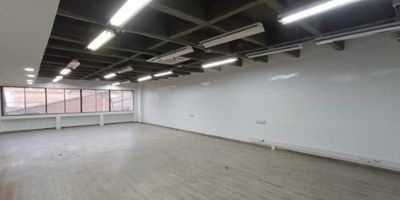 Descubre esta increíble oportunidad de arriendo en Itagüí, un local ubicado en un sector comercial de alto flujo. Con una amplia área de 659 metros cuadrados, este espacio versátil puede adaptarse perfectamente para oficinas o cualquier otro tipo de negocio.

Este local en arriendo ofrece la ventaja de contar con baños ya instalados, lo que lo convierte en una opción conveniente y lista para ocupar. Además, su excelente ubicación en un sector comercial prominente garantiza una alta visibilidad y accesibilidad para clientes y empleados.