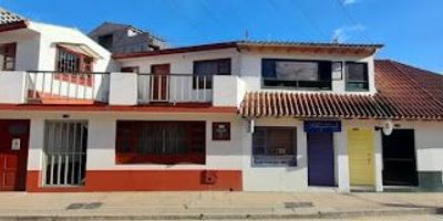 Dos inmuebles con matrículas independientes. Uno de uso comercial con tres locales y el otro vivienda. Ambos generan ingresos. Localizados en diagonal al parque principal de La Calera. Alto flujo vehícular y peatonal, de gran proyección y permanente valorización. Magnífica inversión.