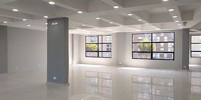 !GRAN OPORTUNIDAD DE INVERSION! Edificio en Venta, en Niza cerca del Centro Comercial Bulevar, sobre vía principal cuenta con ochocientos cincuenta  Metros cuadrados de área construida, Consta de tres pisos más una terraza, vista de 360 con siete parqueaderos con opción de 14 con duplicadores. Excelentes vías de acceso, cerca de parques, zona residencial de alta densidad, transporte público, Transmilenio y SITP.  Excelentes acabados ajustados a la norma permitida ESTRATO Cinco  Medio-alto  DESTINACIÓN Servicios profesionales técnicos - Dotacional  Institucional Salud, Oficinas, Bancos, Coworking, Educativo, Comercial etc.