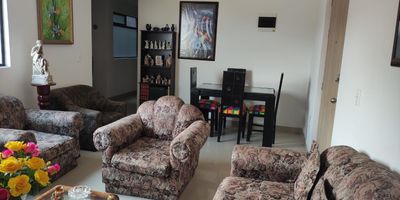 Apartamento para venta en Prado Centro, cerca al Teatro El Águila Descalza, la Av Oriental y centro comercial Villa Nueva. El apartamento está ubicado en un piso cuatro, cuenta con un área de 83m2 aproximadamente y consta de tres alcobas, dos baños, salón comedor, cocina integral, calentador, red de gas y piso en porcelanato. El edificio de un sólo bloque cuenta con ascensor. Se escuchan propuestas.