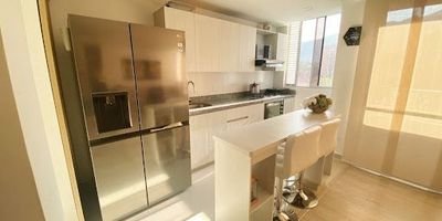 ¡Tu nuevo hogar te espera en Suramérica, Itagui! Se vende moderno apartamento en una de las zonas de mayor valorización de Itagüí, con excelente conectividad, tranquilidad y cercanía a todo lo que necesitas. Él inmueble cuenta con 2 habitaciones cómodas y bien distribuidas, 2 baños completos, una zona social luminosa, cocina funcional, y un balcón con vista panorámica que lo hace perfecto para disfrutar de los mejores atardeceres. Ubicado en una unidad cerrada con vigilancia 247 y amplias zonas comunes ideales para toda la familia piscina, juegos infantiles, gimnasio, zonas verdes y más. Ideal para vivir o invertir. Excelente ubicación cerca a estaciones del Metro, centros comerciales, colegios y vías principales.¡Agenda tu visita hoy y conoce este gran apartamento en Suramérica!