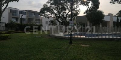 Hermosa casa campestre  para estrenar con acabados de lujo, primer piso sala comedor, cocina integral tipo americano, una alcoba con mueble de tv en madera, baño social completo, terraza, garaje para 3 carros. segundo piso sala de tv mueble en madera, alcoba con vestier y baño, 2 alcobas con closet y baño, tercer piso alcoba grande o salón para cine con baño completo, alcoba servicio con baño, zona de oficios y lavadero, terraza. La unidad cuenta con piscina adultos y niños, turco, lago con patos y tilapia, cancha baloncesto, voleibol y futbol 3 en una, juegos de niños, salón social dotado con ventiladores, nevera y microondas, 1.5 Km de sendero peatonal, capilla para 30 personas, 2km de canales espejo de agua, vigilancia 24/7, cerca de Centro comercial alfaguara, éxito, colegios vía Cañasgordas, supermercados y muchos parques. TE ESPERAMOS AGENDA TÚ CITA