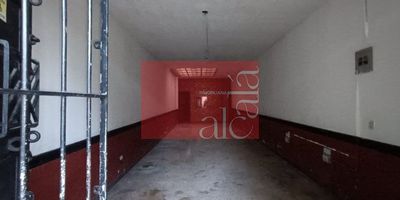 Local en arriendo en Envigado, barrio Mesa, 100m², un baño, patio y piso en cemento. Ubicado frente al colegio Fernando González, cerca del parque principal, con acceso pavimentado y excelente transporte público. Ideal para negocios que buscan visibilidad en zonas comerciales y residenciales. Oportunidad para quienes buscan arriendos en Medellín, arrendamientos en Envigado o locales en arriendo en el sur del Valle de Aburrá.