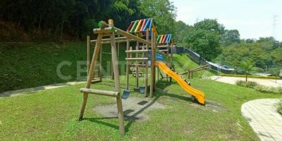 ¡Bienvenido a tu nuevo hogar en las alturas! Este espectacular apartamento de 58m2, ubicado en el 16vo piso de la Torre 1te ofrece un estilo de vida moderno y lleno de comodidades, con acceso fácil y rápido a través del ascensor.

Este espacio excepcional cuenta con 3 habitaciones luminosas, 2 baños modernos, una sala comedor espaciosa, una cocina integral equipada para tus necesidades, un balcón que te invita a disfrutar de vistas impresionantes y una zona de lavandería para tu conveniencia. Además, incluye un parqueadero propio cubierto, el N° 141, para asegurar tu comodidad.

El piso cerámico en todas las áreas no solo agrega elegancia, sino también facilidad de limpieza y durabilidad a tu nuevo hogar.

El conjunto residencial te brinda más que un hogar: un estilo de vida. Con un salón social para tus eventos, una zona para niños para el disfrute familiar, una cancha de voleiplaya para mantenerte activo, una refrescante piscina y vigilancia privada las 24 horas para tu tranquilidad, aquí encontrarás todo lo que necesitas.

Este apartamento es ideal para una familia que busca comodidad y un entorno seguro. También podría atraer a profesionales jóvenes que valoran la ubicación estratégica cerca de almacenes de cadena como D1, con vías de acceso rápidas por la Avenida Las Palmas y la Calle 29.

Si buscas un hogar donde cada detalle contribuya a tu calidad de vida, este apartamento es para ti. ¡Contáctanos ahora para descubrir cómo hacer de este lugar tu próximo hogar y vivir la vida en su máxima expresión!