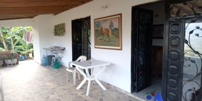 Se vende finca con dos construcciones, marraneras, siembra, arboles frutales, agua propia tanque de epm. Vende Integridad, inmobiliaria experta en administración y arrendamientos de apartamentos, casas, locales, bodegas y oficinas, Medellín y toda el área Metropolitana.