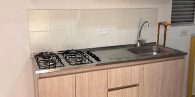 Este apartamento de 57 metros cuadrados; se encuentra ubicado en el sector La Inmaculada, La Estrella (Ant); cuenta con buena iluminación natural, cerca a la unidad sierra morena y de I.E José Antonio Galán Sede Inmaculada. 
Está dividido en tres alcobas, dos baños, tres closets, sala comedor, cocina integral, zona de ropas y balcón.
La unidad cuenta con portería permanente, ascensor, juegos infantiles, zonas verdes y piscina.
Observaciones: Actualmente se encuentra rentado en $1.350.000.
¡No dejes pasar esta oportunidad única! ¡Contáctanos al 3012021300 para programar una visita y descubre más sobre esta increíble propiedad!