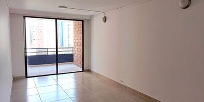 Apartamento en arriendo en unidad cerrada cerca a supermercados, restaurantes, rutas de transporte y servicios complementarios. Piso en porcelanato, sala comedor, 3 alcobas con baño en la principal, cocina integral cerrada, y parqueadero independiente cubierto. Conjunto cerrado con ascensor, piscina, salon social, parques infantiles, zonas verdes, vigilancia 24 hrs, citofonia y circuito cerrado de tv. *Inmuebles sujetos a verificación de disponibilidad.*