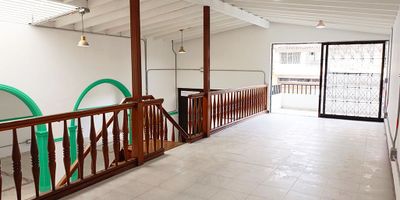 Casa comercial independiente en arriendo cerca a rutas de transporte publico, supermecados, via principal y servicios complementarios. Piso en baldosa, 20 espacios, baños, 2 niveles, balcon, division en concreto, patio, red de gas y parqueaderos cubiertos lineales, independiente, baño comunales. *Inmuebles sujetos a verificación de disponibilidad.*