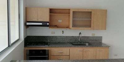 Excelente apartamento en arriendo Medellin, sector el Poblado, cuenta  con muy buena ubicación, 2 alcobas, 2 baños, salón comedor, Cocina integral , zona de ropas, Balcón Parqueadero, cuarto útil, piso 7.