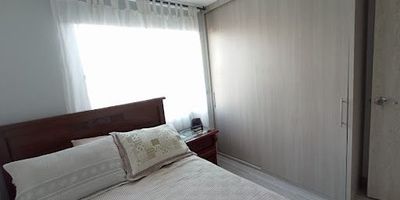 ¡Encantador estudio AMOBLADO CON SERVICIOS INCLUIDOS HASTA UN TOPE, en el corazón de Pereira! Descubre la comodidad en este acogedor espacio ubicado en el tercer piso con ascensor. Totalmente amoblado y equipado con todos los servicios necesarios. Cuenta con una habitación con closet y puerta, sala cocina semi integral y 1 baño. Ideal para quienes buscan vivir en el centro de la ciudad. No cuenta con parqueadero sin embargo, a los alrededores cuenta con parqueaderos públicos. Portería y vigilancia 24 horas ¡NO MASCOTAS! ¡No pierdas esta oportunidad! Para más información, ¡contáctanos! INVIERTA INMOBILIARIA