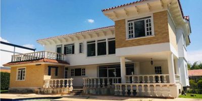 Esta hermosa casa campestre se encuentra ubicada en la ciudad de Pereira, en el departamento de Risaralda. Con un área total de terreno de 1500 m2 y una construcción de 800 m2, esta propiedad ofrece amplios espacios y una distribución ideal para el disfrute de una vida tranquila en el campo.

Su área privada de 1500 m2 cuenta con 7 cómodas alcobas, perfectas para acomodar a toda tu familia. Además, cuenta con 7 baños completos y 8 garajes, brindando comodidad y espacio para recibir visitas.

En su interior, esta casa campestre cuenta con una variedad de características que hacen de ella un lugar acogedor y funcional. Entre ellas, se destacan un amplio balcón con vista panorámica, perfecto para relajarse y disfrutar del entorno natural, un baño auxiliar y un baño en la habitación principal, así como una barra estilo americano para compartir momentos con tus seres queridos.

Su interior también incluye una biblioteca/estudio ideal para el trabajo o estudio en casa, citófono/intercomunicador para mayor seguridad y privacidad, clósets espaciosos, una moderna cocina integral, un comedor auxiliar y suelos de cerámica/ mármol para un estilo elegante y fácil mantenimiento.

La casa cuenta con características externas que la hacen aún más atractiva. Con acceso pavimentado, podrás llegar a ella de manera cómoda y segura. Además, cuenta con hermosos árboles frutales, lo que la hace aún más atractiva visualmente y te permite disfrutar de deliciosas frutas frescas directamente de tu propio jardín.

Su área social y las diversas áreas turísticas cercanas te ofrecen una infinidad de actividades para disfrutar en familia o con amigos. También cuenta con barbacoa/parrilla para realizar asados y reuniones al aire libre, así como circuito cerrado de TV, cochera/garaje y garita de entrada para tu mayor seguridad.

En su exterior, podrás disfrutar de un hermoso jardín y patio con zonas verdes, así como acceso a una piscina perfecta para refrescarse 