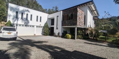 Se arrienda hermosa casa campestre en Envigado, consta de 600 mt construidos y un lote de 2555 mt, distribuidos en2 niveles así: 4 alcobas, 8 baños en total, 4 vestier, 1 closet linos, 3 balcones, cocina integral, red de gas, calentador, patio, zona de ropas, sala comedor, estar, biblioteca, zonas verdes, cocina adicional con fogón y horno de leña ademas de bbq, jacuzzi para 20-25 personas, espejo de agua, estadero y zona de juegos, deck en madera, chimenea a gas, espacio para ascensor,  hermosos jardines con frutales y cancha de voleibol, garaje cubierto para tres vehículos y descubierto para 20 mas, casa de jardinería americana, aparta-estudio con entrada independiente ideal para mayordomos, patio de ropa.  Fácil transporte, zona campestre.