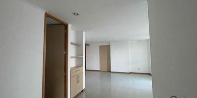 Hermoso Apartamento de 69 mts², en Unidad Cerrada.

2 Alcobas (Alcoba Ppal. Con baño & Vestier, 1 Alcoba con Closet) 1 Baño, Balcón, Salón Comedor, Cocina Integral Abierta, Vista Panorámica, Zona de Ropas, Red de Gas y Calentador.

1 parqueadero Cubierto + Cuarto Útil.

Conjunto Cerrado con Portería 24 Horas, Ascensor, Canchas Deportivas, Juegos Infantiles, Piscina, Salón Social, Shut de Basuras, Turco/Sauna & Zonas Verdes.

Inmueble Cercano a Instituciones/Universidades, Transporte Público Cercano, Parques Cercanos, Zona Campestre Residencial & Centros Comerciales y Super Mercados.
