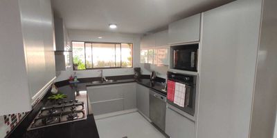 Espectacular Pent-house Duplex en Altos de Cabecera remodelado, 328,28 M2 de confort y exclusividad en la mejor ubicación de Bucaramanga sobre la Carrera 39 con Calle 33, pegado al Parque Los Sarrapios con increíble vista de 360 grados, rodeado de hermosas terrazas y balcones para disfrutar en familia.  PRIMER NIVEL: elegante recibo a doble altura con armario y baño para visitas, amplia sala principal con puerta en vidrio de piso a techo con salida a la gran terraza con sala y comedor auxiliar, hermoso comedor principal también con puerta ventana con salida a otra linda terraza  familiar, moderna cocina con accesorios de lujo, amplia zona de ropas con lavadero, tendedero y calentador de agua y alcoba de servicio con baño.  SEGUNDO NIVEL:  3 amplias alcobas todas con aire acondicionado, la alcoba principal además con vestier y baño privado, 1 baño familiar completo, gran oficina/ estudio con balcón cubierto con salita y aire acondicionado.  Dos parqueadero en línea y deposito en sótan
