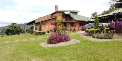Magnífica casa campestre en Dagua, un refugio paradisíaco que combina el encanto de la naturaleza con la comodidad de un hogar de lujo. Con una distribución cuidadosamente diseñada, esta propiedad ofrece un total de 4 habitaciones y 4 baños, proporcionando amplitud y privacidad para cada miembro de la familia. El toque de sofisticación se hace evidente con la inclusión de un baño turco, proporcionando un oasis de relajación y bienestar. Además, un invernadero permite disfrutar de la belleza del entorno natural en cualquier estación del año, creando un ambiente sereno y lleno de vitalidad. La propiedad se enriquece con un encantador kiosco, el lugar ideal para compartir momentos especiales al aire libre con familiares y amigos, donde pueden disfrutar de un buen asado con su horno tradicional o en horno a barro. Para los amantes de los animales, una perrera bien equipada asegura la comodidad y seguridad de las mascotas. Destacando la hospitalidad, la casa cuenta con una casa de huéspedes independiente con 3 habitaciones, ofreciendo un espacio acogedor y privado para aquellos que visitan este paraíso rural. Todos los servicios públicos están convenientemente integrados, adicionados con paneles solares garantizando la funcionalidad sin comprometer la armonía con la naturaleza circundante. Las vistas panorámicas que ofrece esta propiedad son simplemente impresionantes, capturando la majestuosidad de los paisajes circundantes y  roporcionando una conexión directa con la tranquilidad y la belleza del entorno. Esta casa campestre en Dagua, es una joya arquitectónica que combina la elegancia con la naturaleza, ofreciendo un refugio exclusivo y confortable para aquellos que buscan escapar del bullicio urbano y sumergirse en la serenidad de la vida campestre.