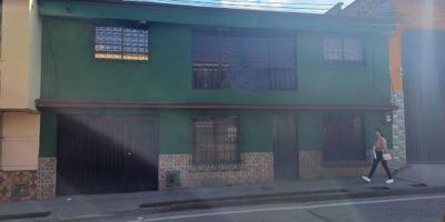 Casa comercial en Venta en Santa Rosa de Cabal. Cuenta con un área de 390m2, 6 habitaciones, 4 baños, 3 parqueaderos cubiertos, Cocineta, Sala y Comedor Independientes, Zona de Ropas, Habitación del Servicio, Balcón, Patio, Cuarto Útil, Estudio. Ideal para construccion de bodegas.
