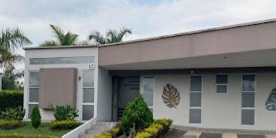 Casa en Venta en el barrio Pueblito Cafetero de Pereira. Cuenta con un área de 260m2, 4 habitaciones, 4 baños, parqueaderos cubiertos: 4, parqueaderos descubiertos: 3, Cocina Integral, Sala y Comedor Independientes, Gas Domiciliario, Calentador a Gas, Zona de Ropas, Habitación del Servicio, Balcón, Terraza, Patio, Cuarto Útil, Estudio, Jacuzzi, Conjunto Cerrado, Vigilancia, Salon Social, Parqueadero Visitantes, Piscina, Canchas, Juegos Infantiles, Jardines, Zona Húmeda, Zona BBQ, Shut Basuras, Antejardín, 
