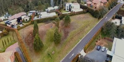 Codigo 23149. Lote en venta ubicado en Envigado sector Via Loma del EscoberoLote con hermosa vista en exclusiva unidad campestre, arborizado, jardines, el 90% de los lotes ya construidos,  vigilancia privada 24 horas/7, circuito cerrado de televisión, vías de acceso e internas pavimentadas, redes subterraneas de acueducto, energía y alcantarillado epm, sin peaje, excelente ubicación y alta valorización.Valor administración: $1.100.000Valor predial: $2.800.000 AnualVías de acceso como: Principal hacia Las Palmas, Aeropuerto Internacional José Maria Córdoba, El Retiro, Llanogrande, Rionegro, a 15 minutos de Envigado y a 25 minutos de Medellín.Cerca a: Bancos, Clínicas, Iglesias, Colegios, Restaurantes, Supermercados, Tiendas de Abastecimiento, Mallsy Centros comerciales.