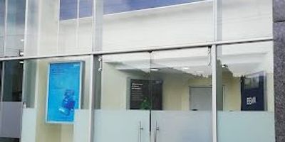 Local comercial en centro empresarial autopista norte, ideal cajero, casa de cambio, punto de venta, comidas rápidas, corresponsal bancario en el edificio hay baños.